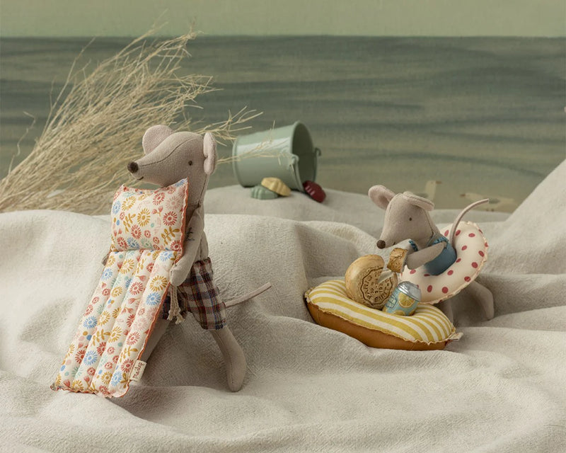 Maileg Beach mouse with air mattress, Dad - Flower